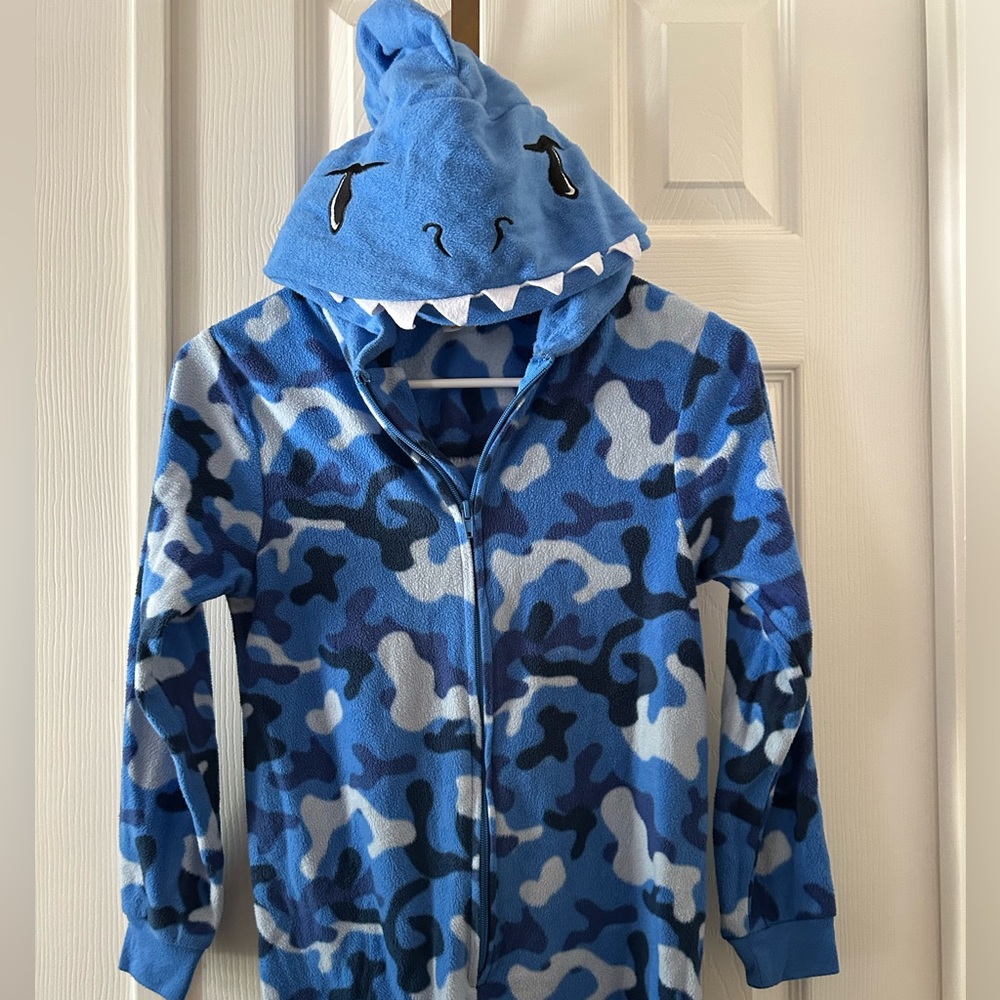 Cat & Jack Shark hooded onsie Size M 8/10